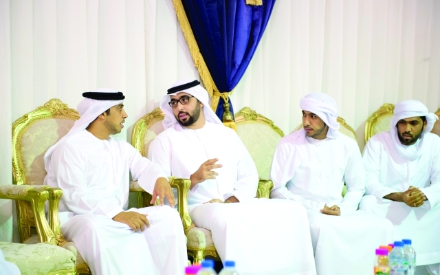 "راشد بن سعود ومنصور بن زايد خلال العزاء"