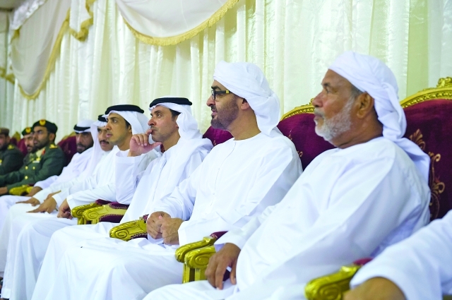 "محمد بن زايد يواسي أسرة الشهيد عادل الشحي بحضور هزاع ومنصور بن زايد وأحمد الزعابي وجمعة البواردي"