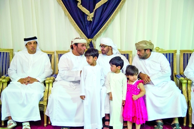 "ولي عهد أبوظبي يقدم واجب العزاء لأسرة الشهيد راشد الحبسي بحضور منصور بن زايد"