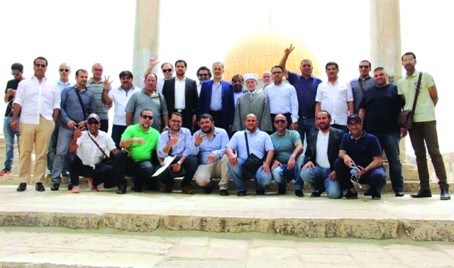 "■ السركال يتوسط بعثة المنتخب أمام قبة الصخرة في القدس | البيان"