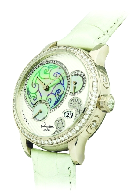 "«غلاشوت للسيدات» بالذهب والماس"