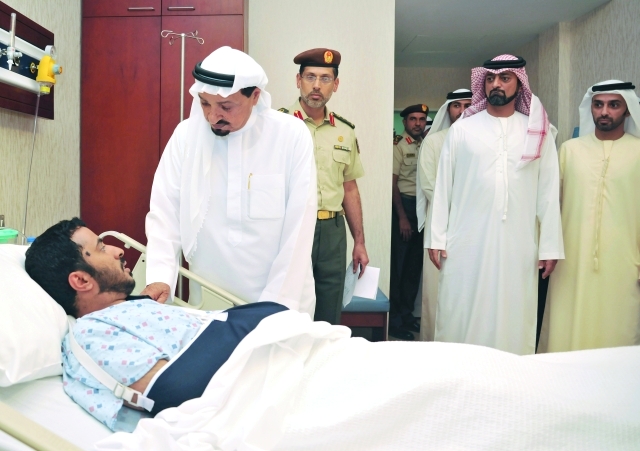 "حميد النعيمي خلال زيارته جرحى قواتنا المسلحة بحضور عمار وأحمد وراشد النعيمي | وام"