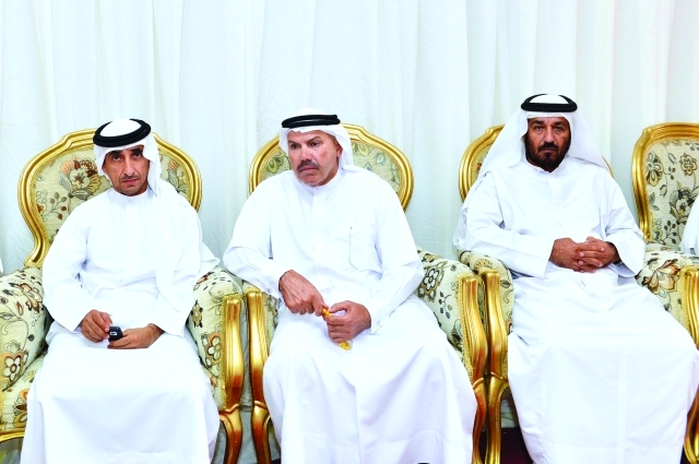 "سعيد بن مكتوم ومصبح الفتان خلال تقديم واجب العزاء"