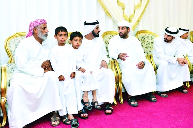 "محمد بن راشد يعزي بحضور حمدان بن محمد أسرة الشهيد سعيد الصريدي | تصوير: سيف محمد"