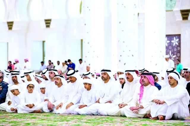 "منصور وحامد وعبد الله بن زايد وسعيد الغفلي خلال استماعهم لخطبة الجمعة"