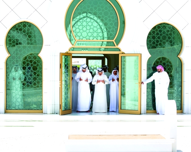 "محمد بن زايد وحمد بن عيسى وهزاع ومنصور بن زايد يقرؤون الفاتحة على روح الشيخ زايد بن سلطان ــ وام"