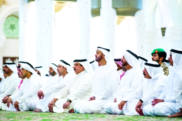 "محمد بن زايد وحمد بن عيسى وسرور بن محمد وهزاع وسيف ومنصور وحامد بن زايد يستمعون لخطبة الجمعة"