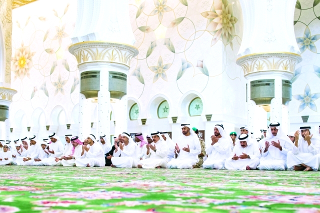 "محمد بن زايد وحمد بن عيسى والشيوخ يؤمنون دعاء خطيب الجمعة"