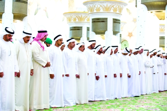 "محمد بن زايد وحمد بن عيسى والشيوخ خلال أداء صلاة الغائب على شهداء الوطن"