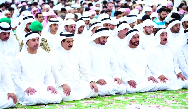 "محمد بن زايد وحمد بن عيسى وسرور بن محمد وهزاع بن زايد خلال أدائهم صلاة الجمعة"