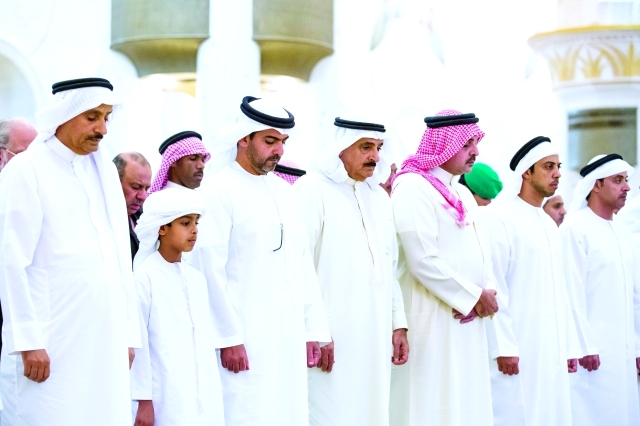 "هزاع ومنصور وحامد بن زايد خلال أدائهم الصلاة"