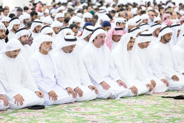 "محمد بن خليفة وسعيد بن حمدان ونهيان بن مبارك وأحمد الزعابي يؤدون صلاة الجمعة"