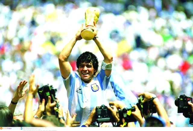 "■ مارادونا رافعاً كأس العالم العام 86 | البيان"