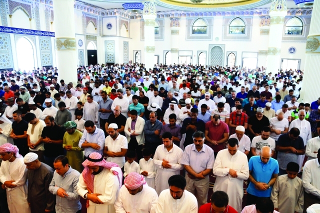 "■ خلال أداء صلاة الغائب على أرواح شهداء الوطن في مسجد الفاروق عمر بن الخطاب بدبي"