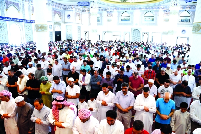 "خلال أداء صلاة الغائب على أرواح شهداء الوطن بمسجد الفاروق عمر بن الخطاب في دبي | تصوير: عبد الحنّان مصطفى"