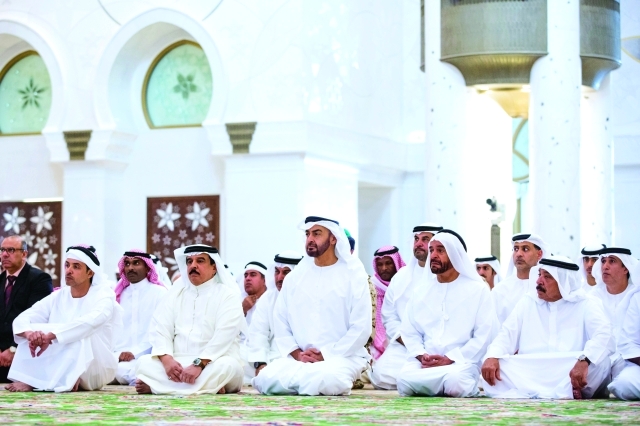 "محمد بن زايد وحمد بن عيسى وسرور بن محمد وهزاع بن زايد يستمعون إلى خطيب الجمعة | وام"