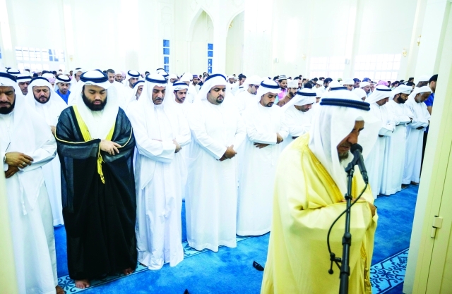 "■ حاكم الفجيرة ومحمد بن حمد أثناء صلاة الغائب | وام"
