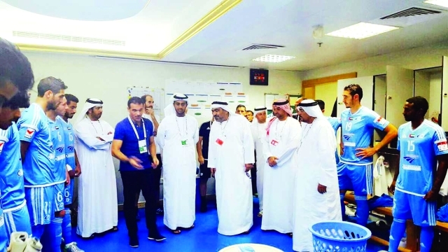 "■ أسرتا الشهيدين مع اللاعبين وغارسيا قبل مباراة بني ياس ودبا | البيان"