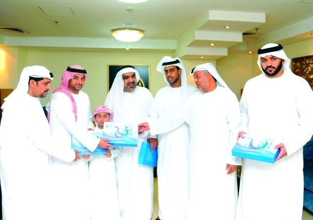 "■ مبارك بن محيروم خلال تكريم أسرتي الشهيدين | البيان"