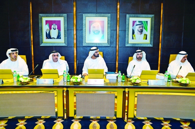 "■ محمد بن راشد مترئساً اجتماع مجلس الوزراء بحضور حمدان بن راشد وسيف ومنصور بن زايد ومحمد القرقاوي | تصوير: سيف محمد"