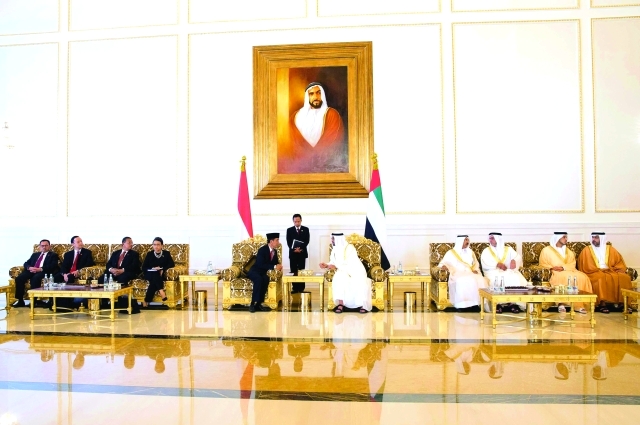 "■ محمد بن زايد لدى استقباله جوكو ويدودو بحضور محمد المر وسيف ومنصور وحامد بن زايد والوفد الإندونيسي | وام"