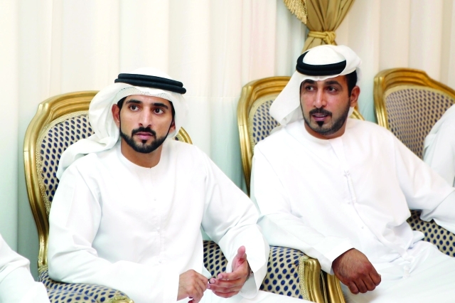 "■ ولي عهد دبي خلال عزاء أسرة الشهيد جمال المهيري"