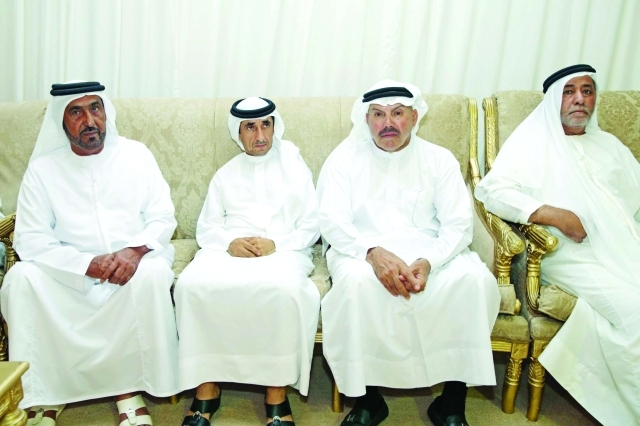 "■ سعيد بن مكتوم ومصبح الفتان خلال عزاء الشهيد عيسى البدواوي"