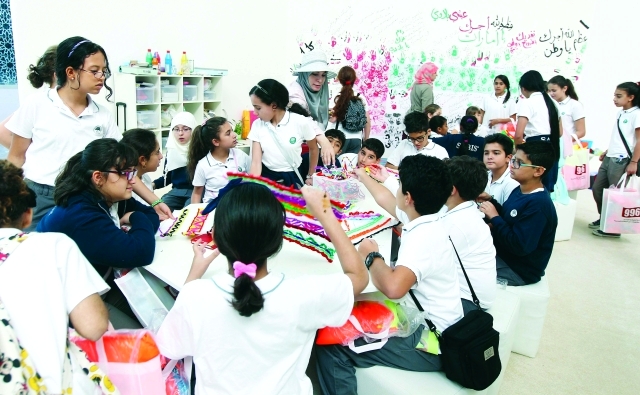 "■ الطلبة أثناء العمل على رسم الجدارية  |  البيان"