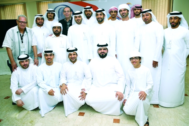 "■ سلطان بن أحمد القاسمي يتوسط والمدفع كادر الإذاعة الفني وموظفيها  |  تصوير ــ يونس يونس"