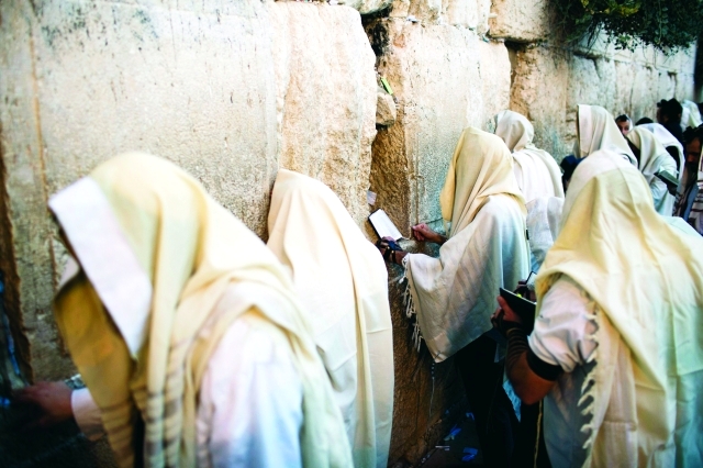 "■ مستوطنون يؤدون طقوسهم الخاصة في حائط البراق | إي بي إيه"