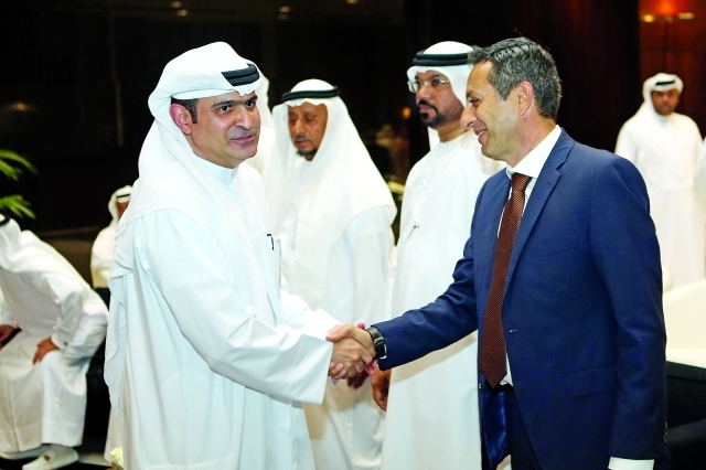 "■ سامي القمزي مصافحاً رائد برقاوي"