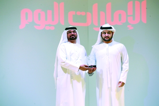 "محمد الأنصاري مستلماً تكريم مركز عبيد الحلو لتحفيظ القرآن"