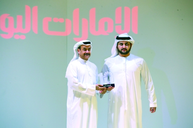 "عبد الرزاق العبد الله متسلماً تكريم مؤسسة دبي الإسلامي الإنسانية"