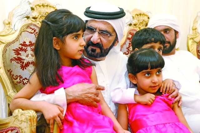 "■ محمد بن راشد يحتضن أبناء الشهيد سالم الشحي"