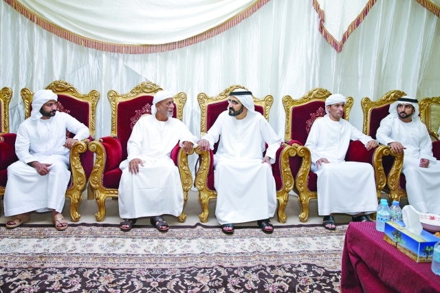 "■ سموه يواسي بحضور حمدان بن محمد أسرة الشهيد سلطان الشحي"