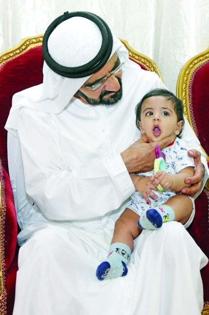 "■ محمد بن راشد محتضناً ابن الشهيد سليمان البلوشي"