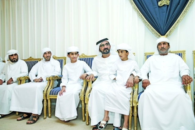 "■ .. وخلال عزاء الشهيد راشد الخنبولي بحضور حمدان بن محمد"