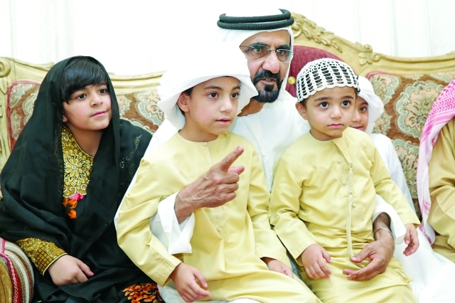 "■ ..وسموه مواسياً أسرة الشهيد عبدالله الشميلي | تصوير: سيف محمد وخليفة اليوسف وخليفة عيسى"