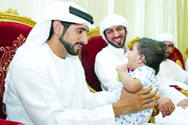 "■ ولي عهد دبي يلاطف ابن الشهيد سليمان البلوشي"