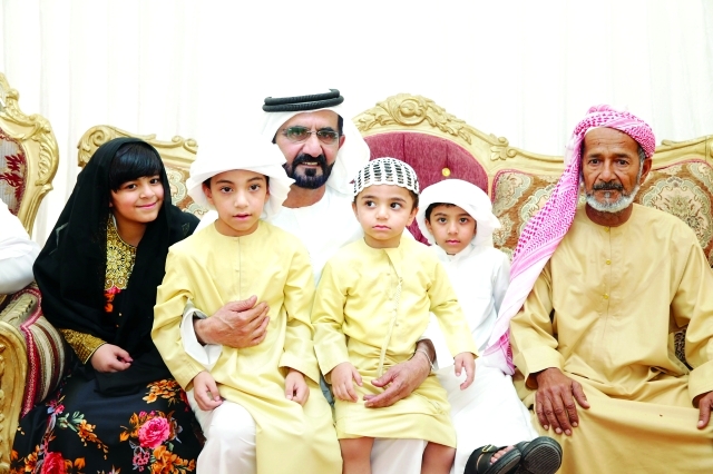 "محمد بن راشد يحتضن أبناء الشهيد عبد الله الشميلي | تصوير: خليفة اليوسف"