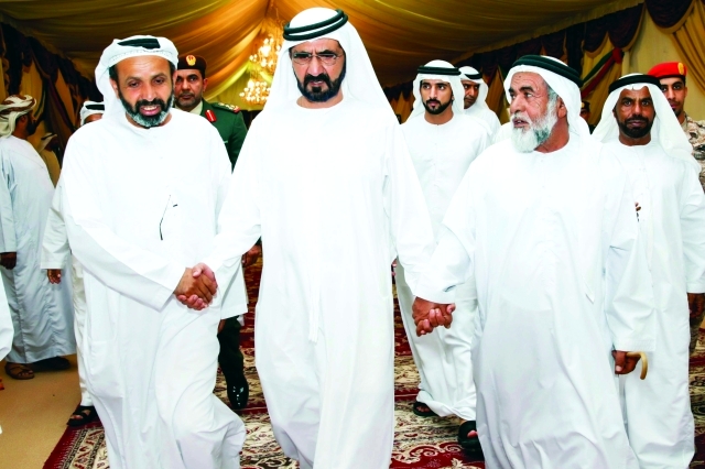 "■ محمد بن راشد خلال تقديمه العزاء بحضور حمدان بن محمد لأسرة الشهيد سعيد النيادي"