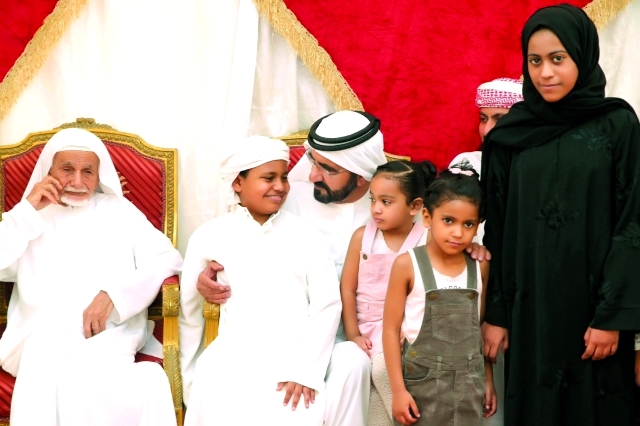"محمد بن راشد خلال عزاء الشهيد سيف النقبي ــ تصوير: محمد هشام"