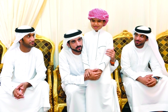 "■ .. و خلال تقديم العزاء لأسرة الشهيد حسن الطنيجي"