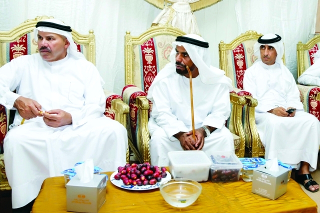 "■ سعيد بن مكتوم ومصبح الفتان خلال عزاء سعيد النيادي"