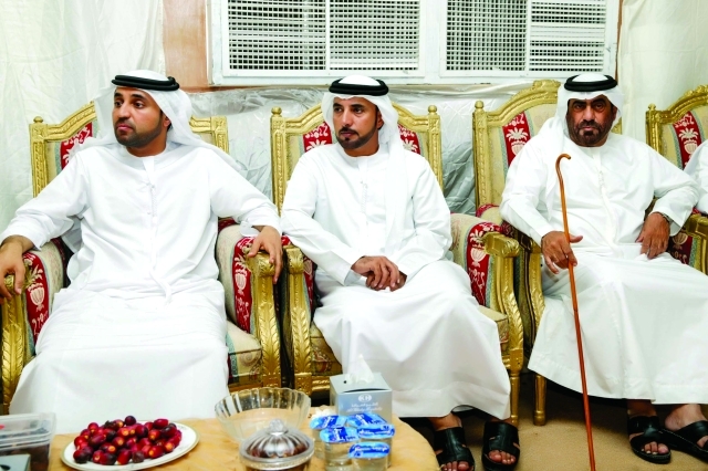 "■ خليفة سليمان وسلطان السبوسي خلال العزاء"