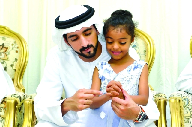 "■ حمدان بن محمد يلاطف ابنة الشهيد راشد الزعابي"