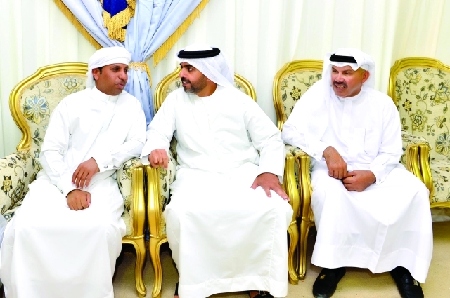 "■ حامد بن زايد ومصبح الفتان خلال عزاء الشهيد راشد الزعابي"