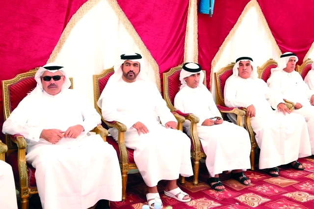 "■ سعيد بن مكتوم ومصبح الفتان خلال عزاء سيف النقبي"