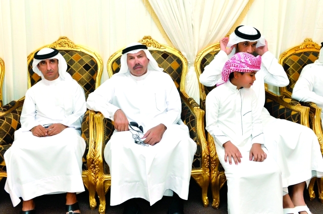 "■ سعيد بن مكتوم ومصبح الفتان خلال عزاء أسرة الشهيد حسن الطنيجي"