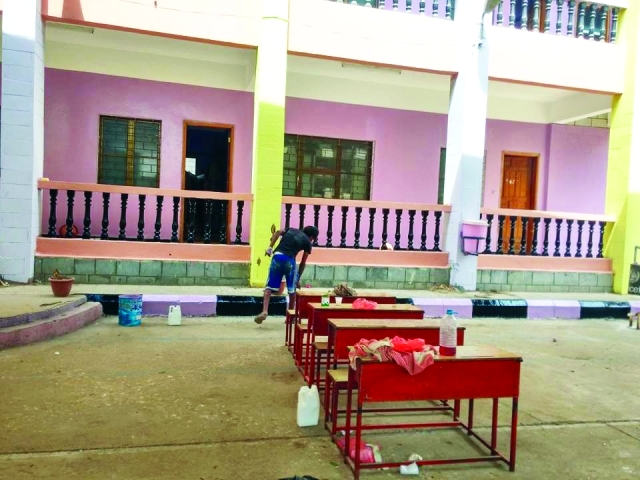 "■ عامل يمني خلال صيانة إحدى المدارس | البيان"